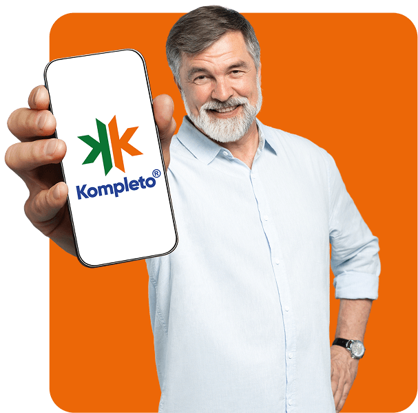 Homem com um celular na mão com a logo da Kompleto.