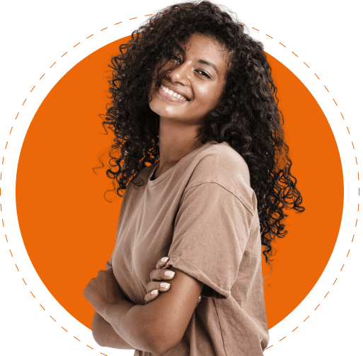 Mulher de braços cruzados sorrindo.